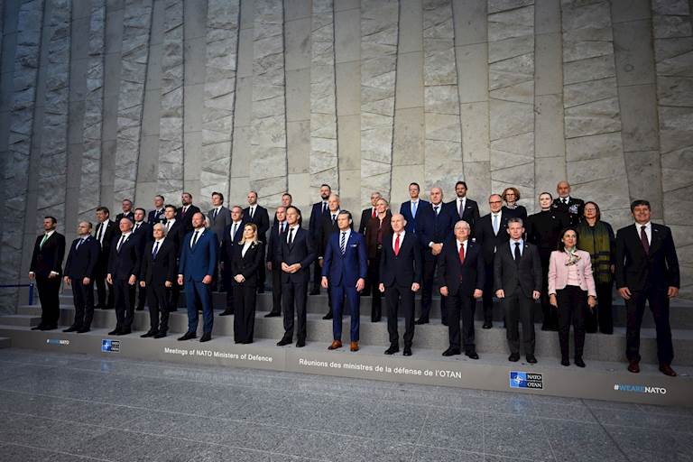 Millî Savunma Bakanı Yaşar Güler, NATO Savunma Bakanları ile  "Aile Fotoğrafı" Çekimine Katıldı Anlaşmalar İmzaladı