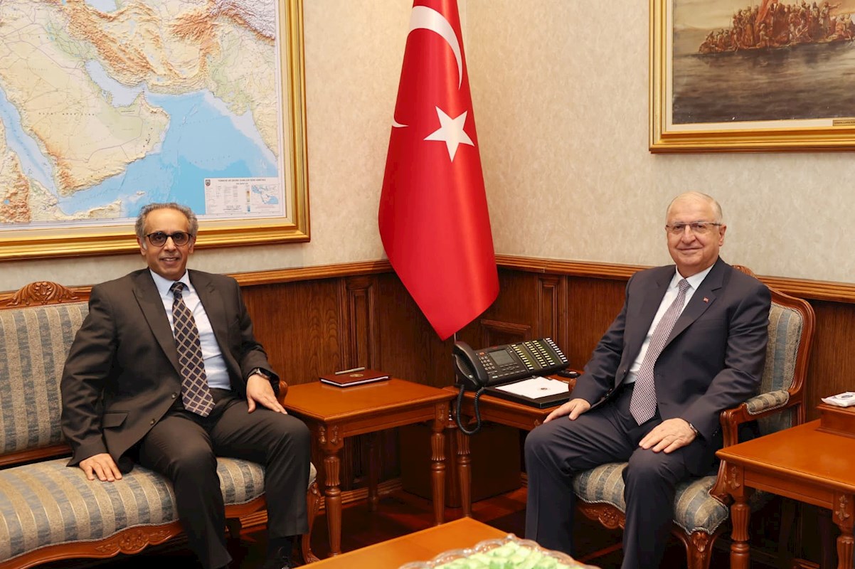 Millî Savunma Bakanı Yaşar Güler, Kuveyt’in Ankara Büyükelçisi Abdulaziz A. Aladwani’yi Makamında Kabul Etti