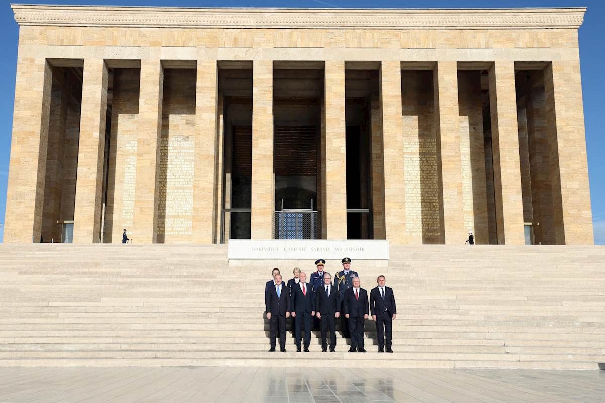 Millî Savunma Bakanı Yaşar Güler’in Refakat Ettiği Birleşik Krallık Başbakanı Sayın Keir Starmer ve Beraberindeki Heyet Anıtkabir’i Ziyaret Etti