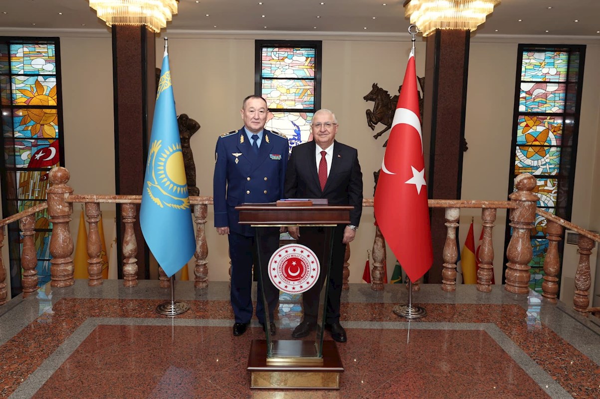 Millî Savunma Bakanı Yaşar Güler, Kazakistan Savunma Bakanı Dauren Kosanov ile Millî Savunma Bakanlığında Bir Araya Geldi