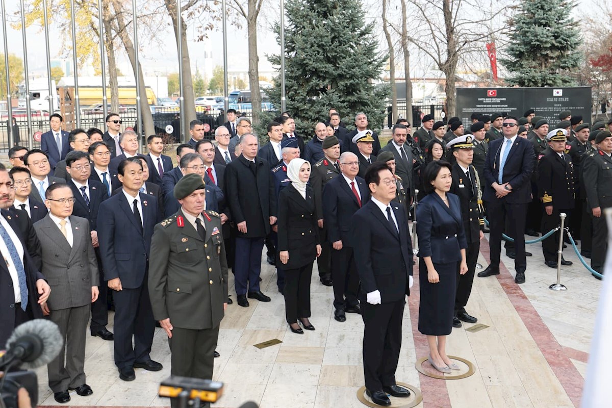 Güney Kore Cumhurbaşkanı Sayın Lee Jae Myung ve Ona Eşlik Eden Millî Savunma Bakanı Yaşar Güler, “Kore’de Savaşan Türkler Anıtı”nı Ziyaret Etti