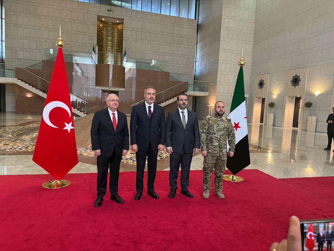 Millî Savunma Bakanı Yaşar Güler, Dışişleri Bakanı Hakan Fidan ve MİT Başkanı İbrahim Kalın; Suriye Devlet Başkanı Sayın Ahmed Şara ile Toplantı Gerçekleştirdi