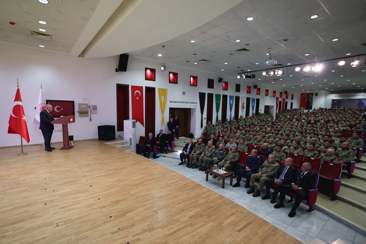 Milli Savunma Bakanı Yaşar Güler ve TSK Komuta Kademesi, 2025’in Son Gününde Topçu ve Füze Okulu Komutanlığımızdaki Mehmetçiklerle Bir Araya Geldi