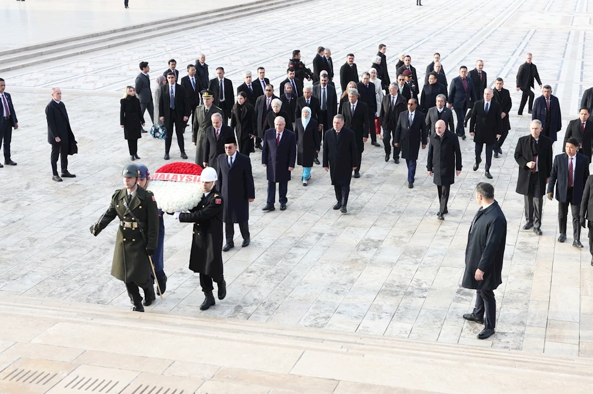 Millî Savunma Bakanı Yaşar Güler, Malezya Başbakanı Sayın Enver İbrahim'in Anıtkabir Ziyaretine Eşlik Etti