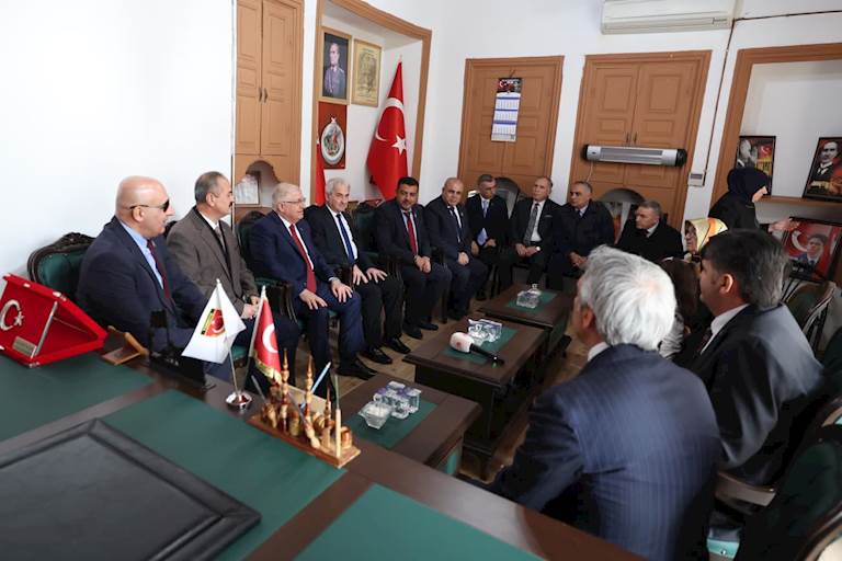 Millî Savunma Bakanı Yaşar Güler, Kilis Şehit ve Gaziler Derneğini Ziyaret Etti