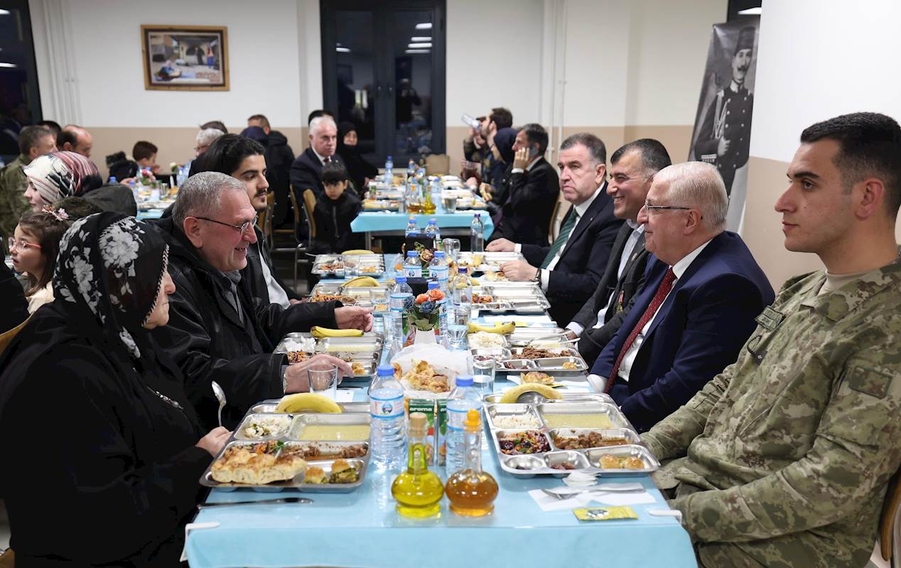 Millî Savunma Bakanı Yaşar Güler, İftarı Bayburt’ta Mehmetçiklerimiz, Şehitlerimizin Aileleri ve Gazilerimizle Birlikte Yaptı