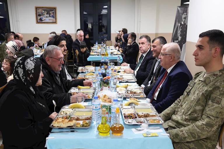 Millî Savunma Bakanı Yaşar Güler, İftarı Bayburt’ta Mehmetçiklerimiz, Şehitlerimizin Aileleri ve Gazilerimizle Birlikte Yaptı
