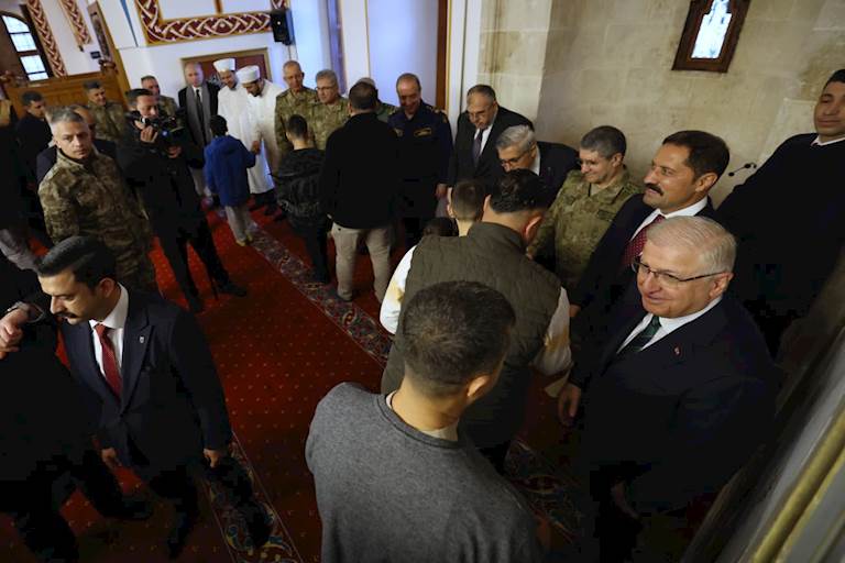 Millî Savunma Bakanı Yaşar Güler, Bayram Namazını Beraberindeki TSK Komuta Kademesi ile Birlikte Hatay’daki Tarihî Habib-i Neccar Camii’nde Kıldı