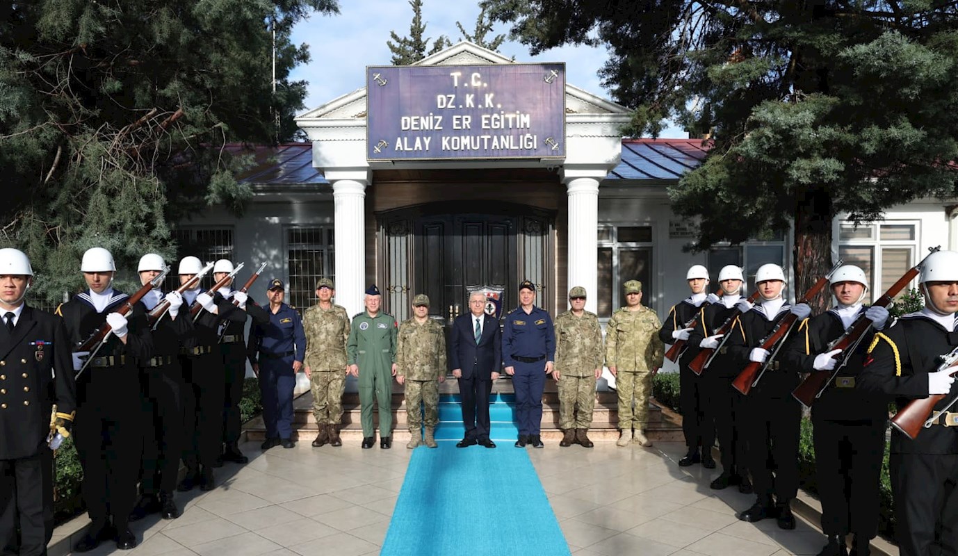 Millî Savunma Bakanı Yaşar Güler, Beraberinde TSK Komuta Kademesi ve Hatay Valisi Mustafa Masatlı ile Deniz Er Eğitim Alay Komutanlığında İnceleme ve Denetlemelerde Bulundu