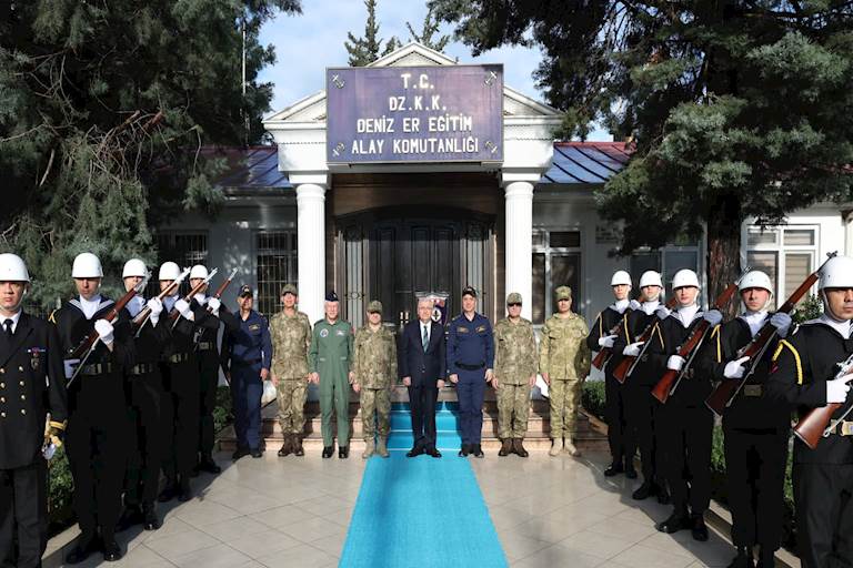 Millî Savunma Bakanı Yaşar Güler, Beraberinde TSK Komuta Kademesi ve Hatay Valisi Mustafa Masatlı ile Deniz Er Eğitim Alay Komutanlığında İnceleme ve Denetlemelerde Bulundu