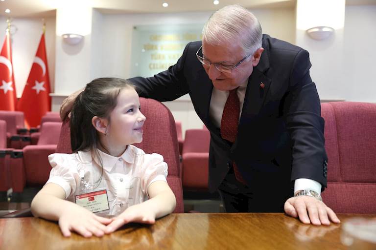 Millî Savunma Bakanı Yaşar Güler, 23 Nisan Ulusal Egemenlik ve Çocuk Bayramı Dolayısıyla Şehit ve Gazilerimizin Kıymetli Evlatlarıyla Bir Araya Geldi