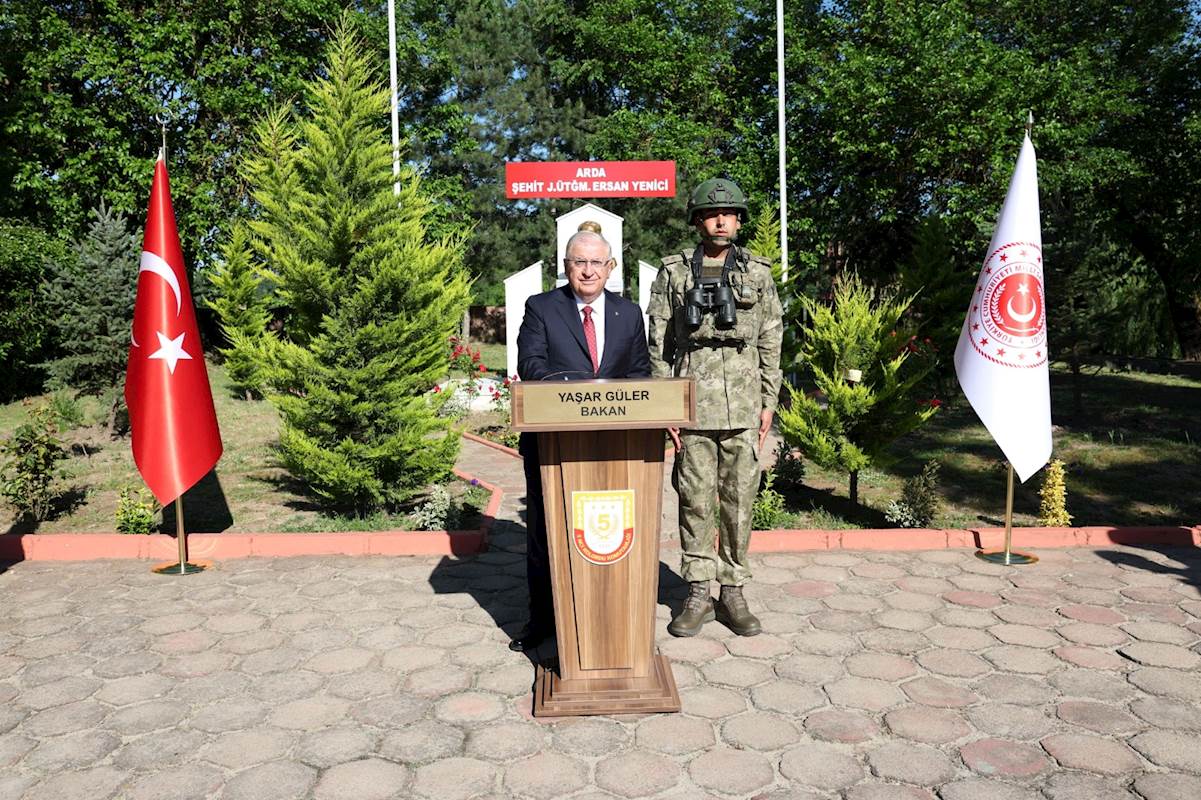 Millî Savunma Bakanı Yaşar Güler ve Beraberindeki TSK Komuta Kademesi, Yunanistan Sınırındaki Mehmetçiklerle Bayramlaştı