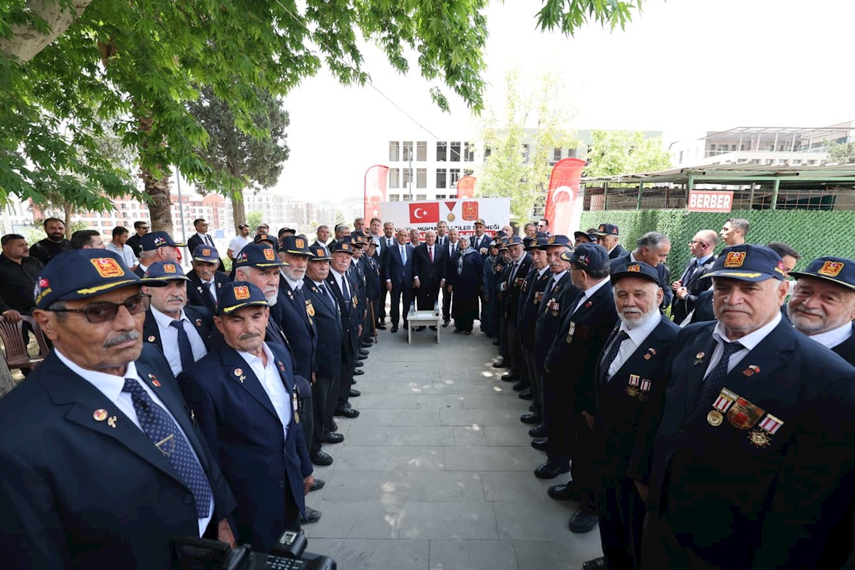 Millî Savunma Bakanı Yaşar Güler, Kahramanmaraş’ta Harp Malulü Gaziler, Şehit Dul ve Yetimleri Derneği İle Türkiye Muharip Gaziler Derneği Şubelerini Ziyaret Etti