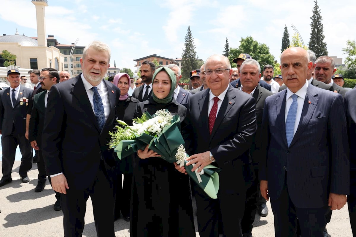 Kahramanmaraş’ta Bulunan Millî Savunma Bakanı Yaşar Güler, Kahramanmaraş Büyükşehir Belediyesini Ziyaret Etti