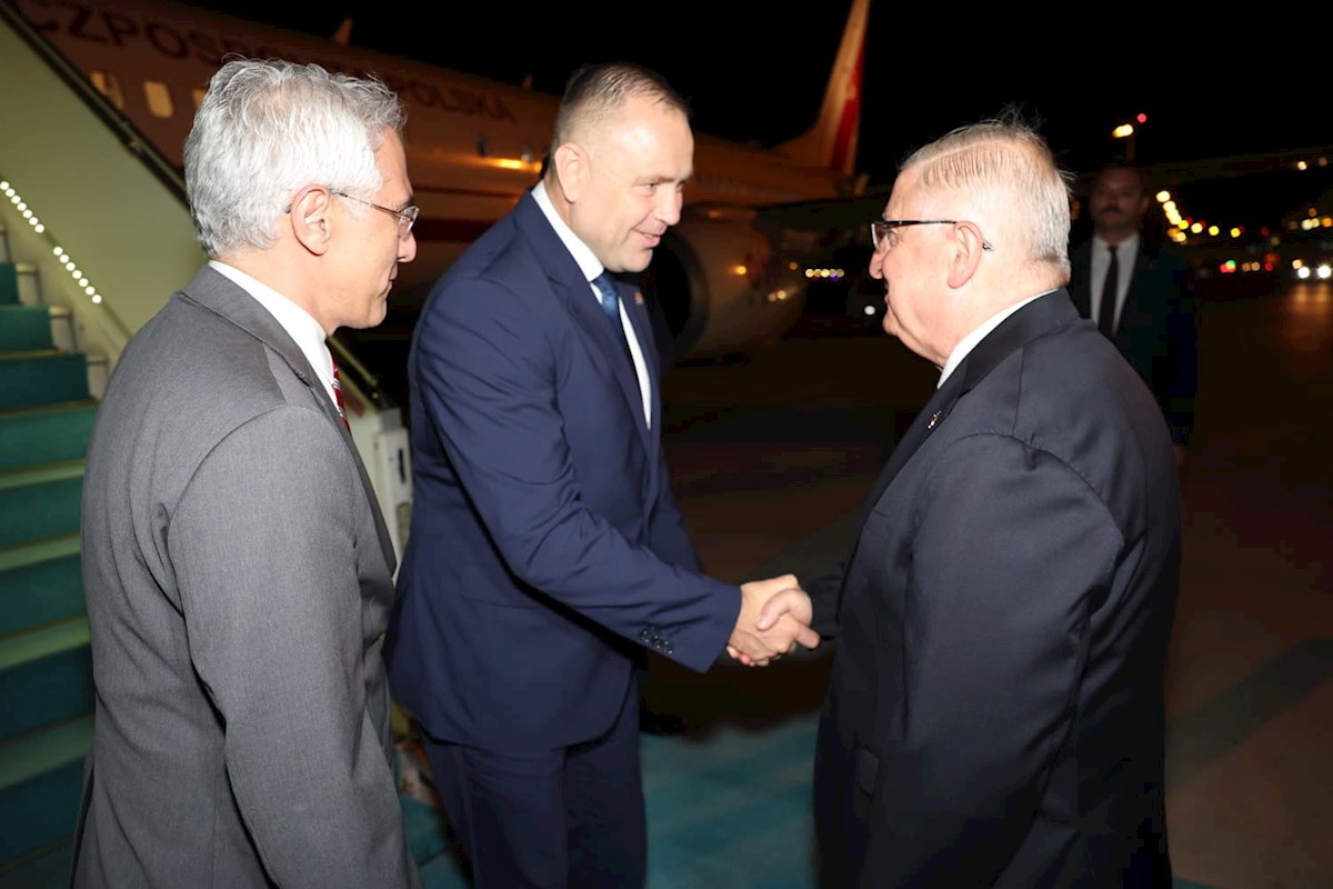 Millî Savunma Bakanı Yaşar Güler, Polonya Cumhurbaşkanı Sayın Karol Nawrocki'yi Esenboğa Havalimanında Karşıladı