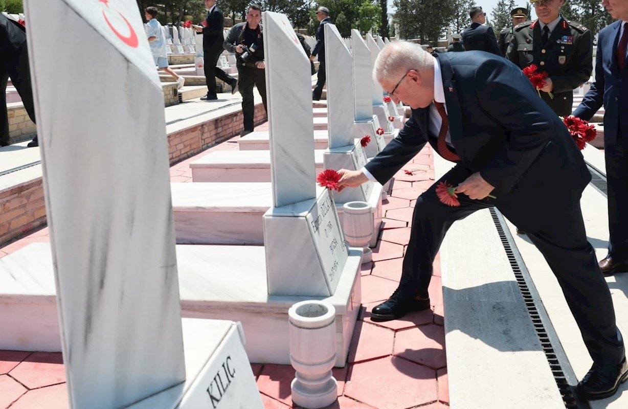 Millî Savunma Bakanı Yaşar Güler, Kuzey Kıbrıs Türk Cumhuriyeti’nde Boğaz Şehitliğini Ziyaret Etti