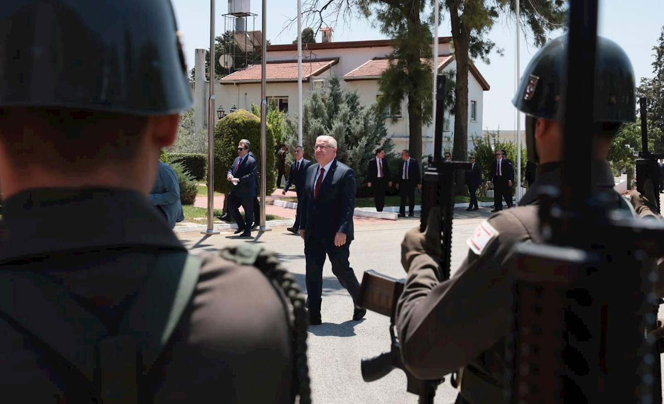 Kuzey Kıbrıs Türk Cumhuriyeti’nde Bulunan Millî Savunma Bakanı Yaşar Güler, Güvenlik Kuvvetleri Komutanlığını Ziyaret Etti