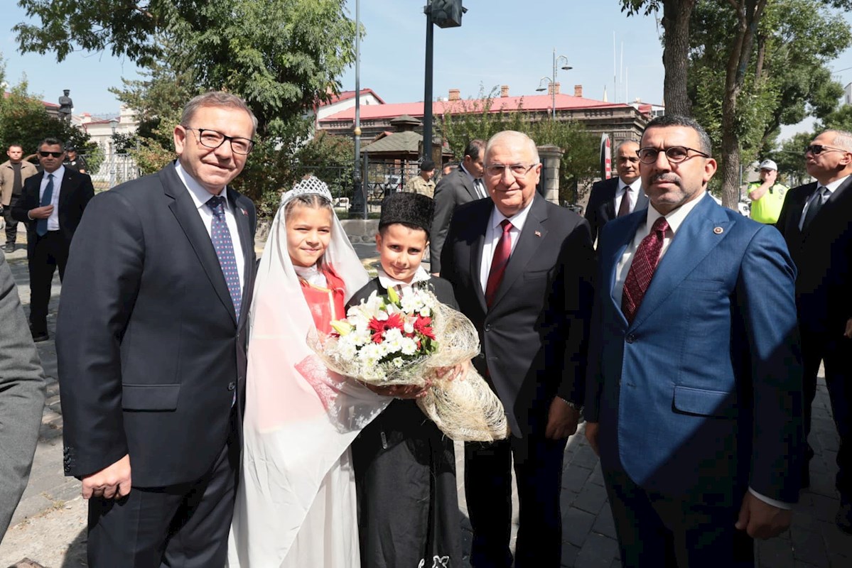 Kars’ta Bulunan Millî Savunma Bakanı Yaşar Güler, Kars Valiliğini Ziyaret Etti