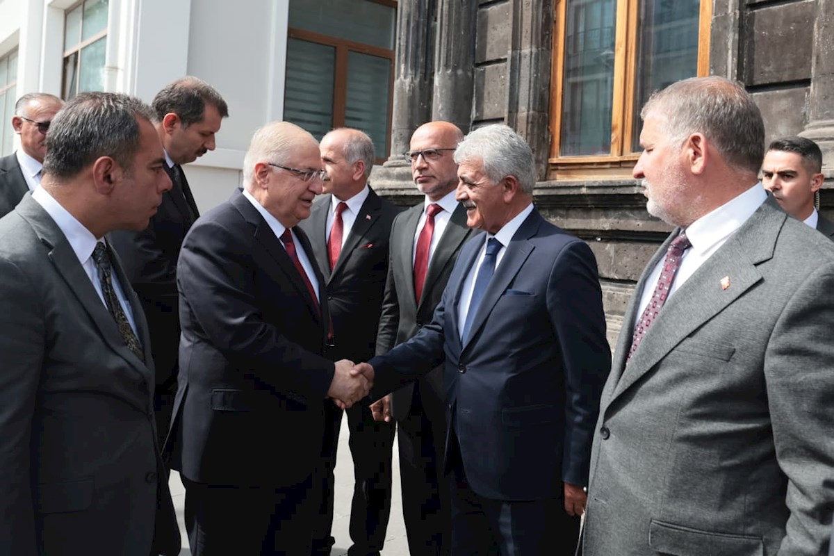 Millî Savunma Bakanı Yaşar Güler, Valiliğin Ardından Kars Belediyesini Ziyaret Etti