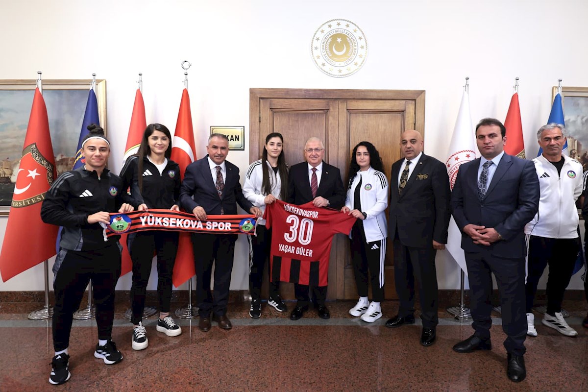 Millî Savunma Bakanı Yaşar Güler, Yüksekova Spor Kadın Futbol Takımı ile Bir Araya Geldi