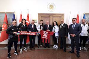 Millî Savunma Bakanı Yaşar Güler, Yüksekova Spor Kadın Futbol Takımı ile Bir Araya Geldi