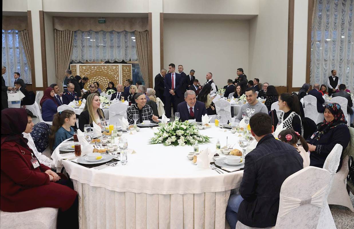 Millî Savunma Bakanı Hulusi Akar, Şehit Ailelerimiz ve Gazilerimizle Ankara’da İftarda Bir Araya Geldi