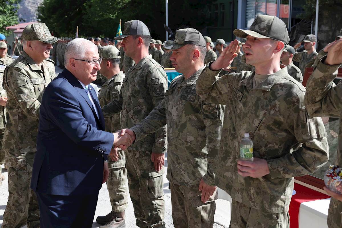 Millî Savunma Bakanı Yaşar Güler ve Beraberindeki TSK Komuta Kademesi Kurban Bayramı'nı Mehmetçiklerle Karşıladı