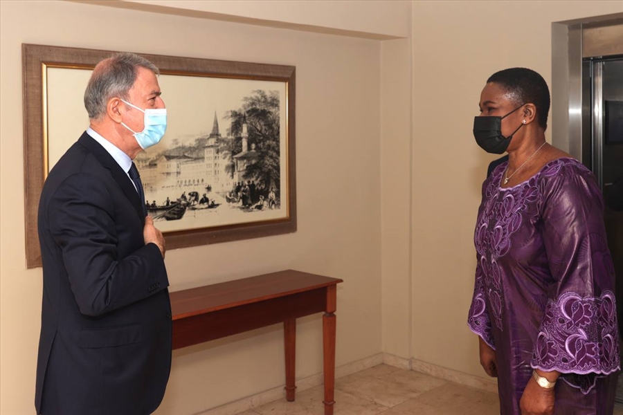 Millî Savunma Bakanı Hulusi Akar, Togo Savunma Bakanı Essossimna Marguerite Gnakade ile Bir Araya Geldi