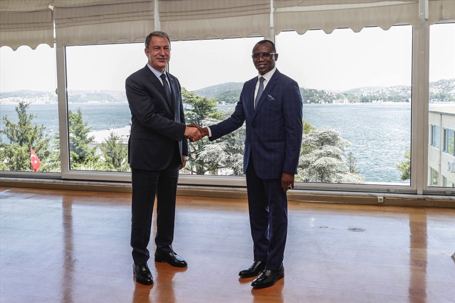 Millî Savunma Bakanı Hulusi Akar, Togo Savunma Bakanı Essossimna Marguerite Gnakade ile Bir Araya Geldi