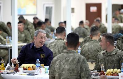 Millî Savunma Bakanı Hulusi Akar ve Beraberindeki TSK Komuta Kademesi, Yılın Son Akşam Yemeğini Sınır Hattındaki Mehmetçiklerle Yedi