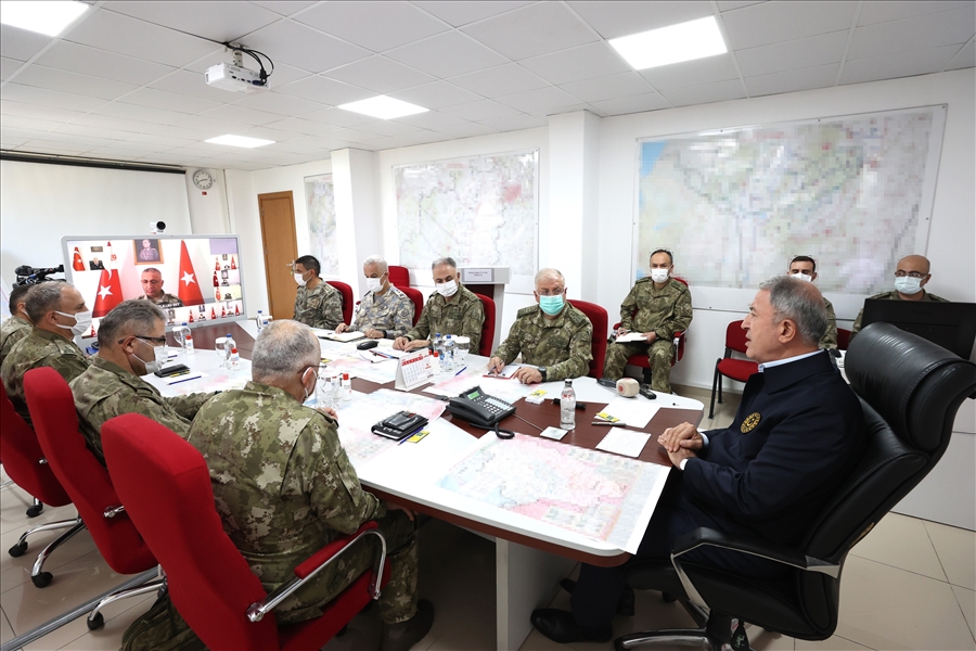 Millî Savunma Bakanı Hulusi Akar, Suriye Sınırının Sıfır Noktasında Komutanlarla Toplantı Yaptı