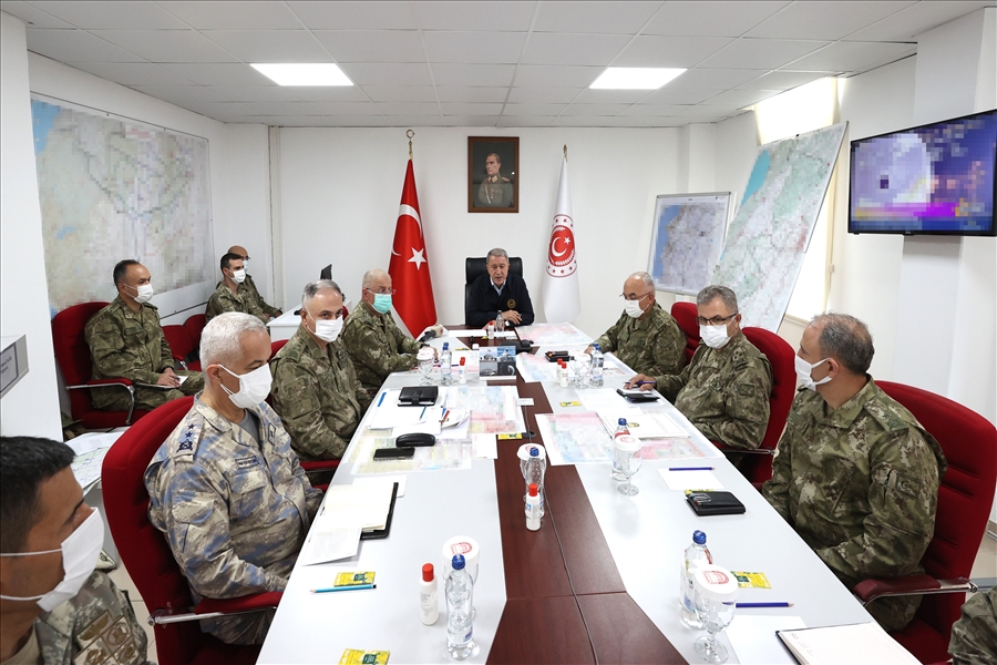 Millî Savunma Bakanı Hulusi Akar, Suriye Sınırının Sıfır Noktasında Komutanlarla Toplantı Yaptı