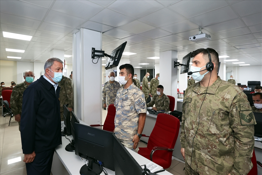 Millî Savunma Bakanı Hulusi Akar, Suriye Sınırının Sıfır Noktasında Komutanlarla Toplantı Yaptı