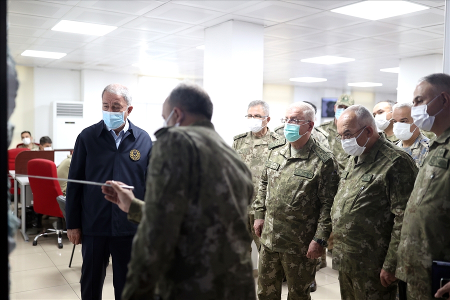 Millî Savunma Bakanı Hulusi Akar, Suriye Sınırının Sıfır Noktasında Komutanlarla Toplantı Yaptı
