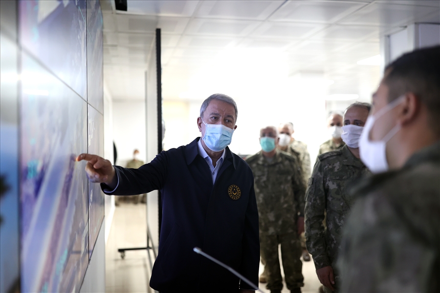 Millî Savunma Bakanı Hulusi Akar, Suriye Sınırının Sıfır Noktasında Komutanlarla Toplantı Yaptı