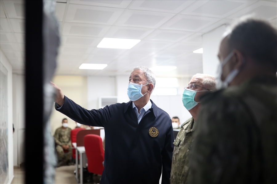 Millî Savunma Bakanı Hulusi Akar, Suriye Sınırının Sıfır Noktasında Komutanlarla Toplantı Yaptı
