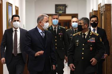 Millî Savunma Bakanı Hulusi Akar, Azerbaycan Savunma Bakanı Orgeneral Zakir Hasanov ile Bir Araya Geldi