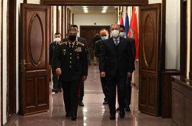 Millî Savunma Bakanı Hulusi Akar, Azerbaycan Savunma Bakanı Orgeneral Zakir Hasanov ile Bir Araya Geldi