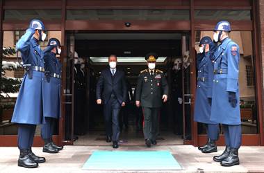 Millî Savunma Bakanı Hulusi Akar, Azerbaycan Savunma Bakanı Orgeneral Zakir Hasanov ile Bir Araya Geldi