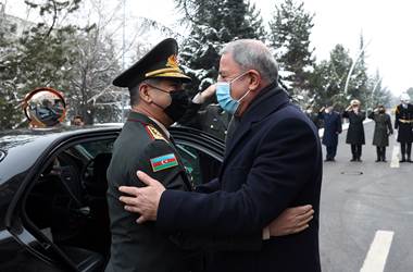 Millî Savunma Bakanı Hulusi Akar, Azerbaycan Savunma Bakanı Orgeneral Zakir Hasanov ile Bir Araya Geldi