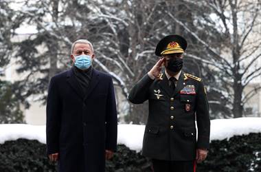 Millî Savunma Bakanı Hulusi Akar, Azerbaycan Savunma Bakanı Orgeneral Zakir Hasanov ile Bir Araya Geldi
