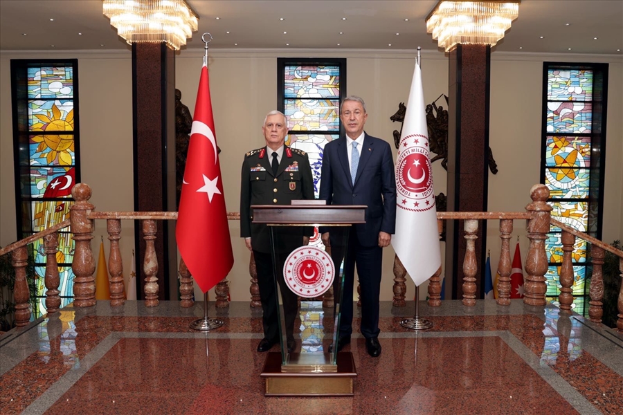 Millî Savunma Bakanı Hulusi Akar, Kara Kuvvetleri Komutanı Org. Ümit Dündar’ı Kabul Etti