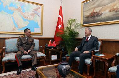 Millî Savunma Bakanı Hulusi Akar, Kırgızistan Savunma Bakanı Bekbolotov ile Görüştü