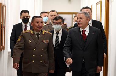 Millî Savunma Bakanı Hulusi Akar, Kırgızistan Savunma Bakanı Bekbolotov ile Görüştü