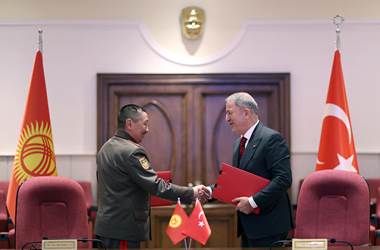 Millî Savunma Bakanı Hulusi Akar, Kırgızistan Savunma Bakanı Bekbolotov ile Görüştü