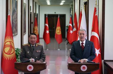 Millî Savunma Bakanı Hulusi Akar, Kırgızistan Savunma Bakanı Bekbolotov ile Görüştü