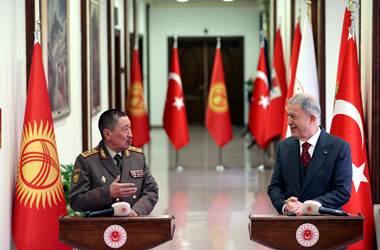 Millî Savunma Bakanı Hulusi Akar, Kırgızistan Savunma Bakanı Bekbolotov ile Görüştü