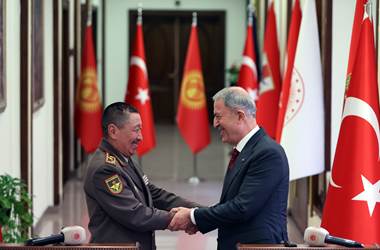 Millî Savunma Bakanı Hulusi Akar, Kırgızistan Savunma Bakanı Bekbolotov ile Görüştü