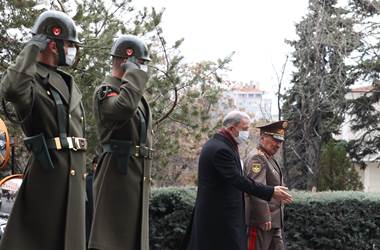Millî Savunma Bakanı Hulusi Akar, Kırgızistan Savunma Bakanı Bekbolotov ile Görüştü