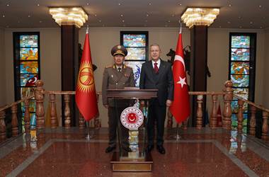 Millî Savunma Bakanı Hulusi Akar, Kırgızistan Savunma Bakanı Bekbolotov ile Görüştü